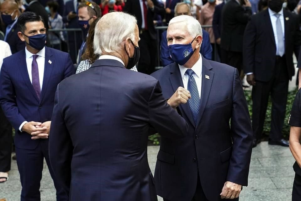 Mike Pence y Joe Biden chocan sus codos durante el acto en Nueva York.