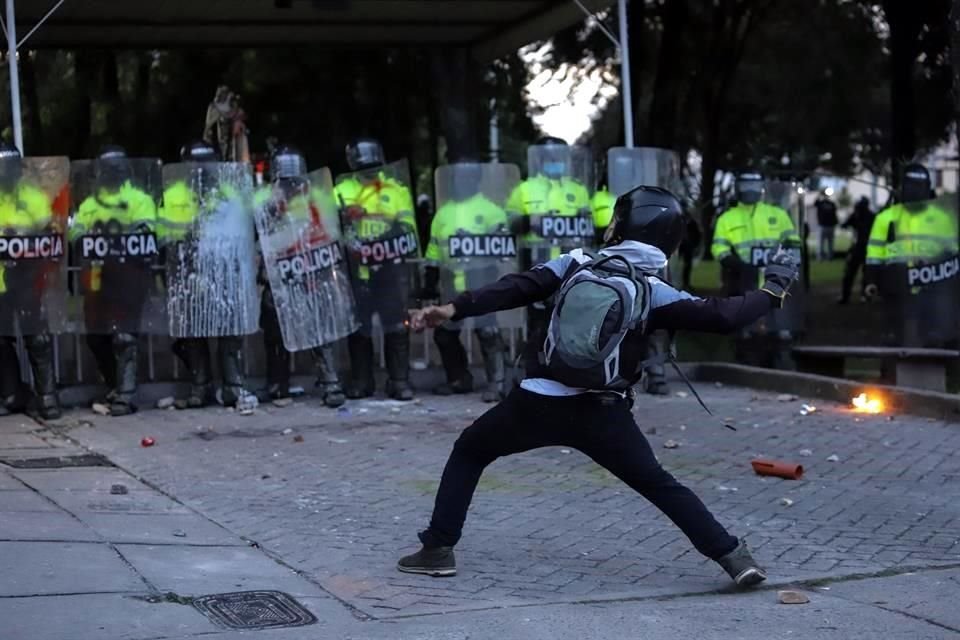 Un manifestante lanza una piedra a miembros de la policía durante una manifestación en Bogotá, capital de Colombia, el 10 de septiembre de 2020.