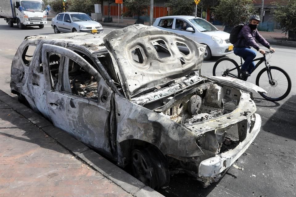 Restos de un vehículo quemado durante las jornadas de protesta contra la violencia policial este viernes, en una calle del Barrio el Tintal en Bogotá.