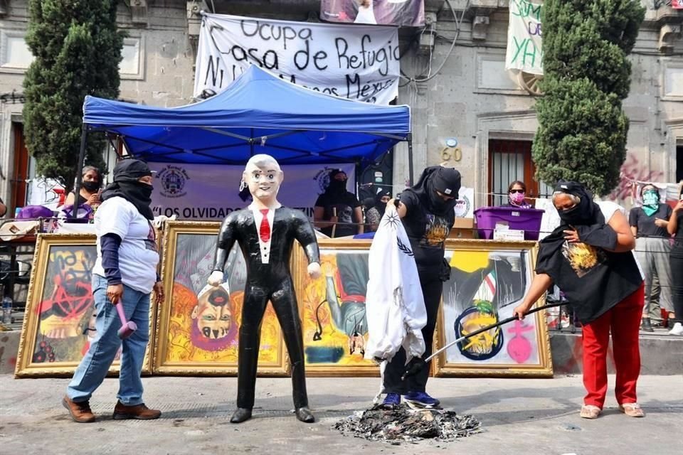 También quemaron una bandera de la CNDH.