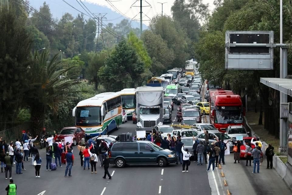 Los manifestantes bloquearon el paso vehicular en Insurgentes Norte.