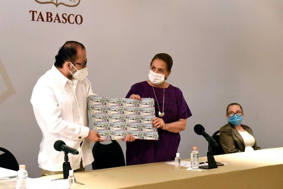 Funcionarios de Insabi repartieron paquetes de mil 51 billetes en hospitales Covid.