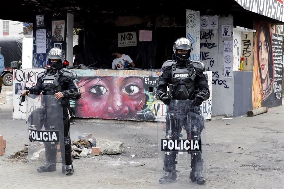 Antimotines de la policía colombiana llegan a recuperar el Comando de Atención Inmediata (CAI) del barrio La Gaitana este sábado en Bogotá, Colombia.