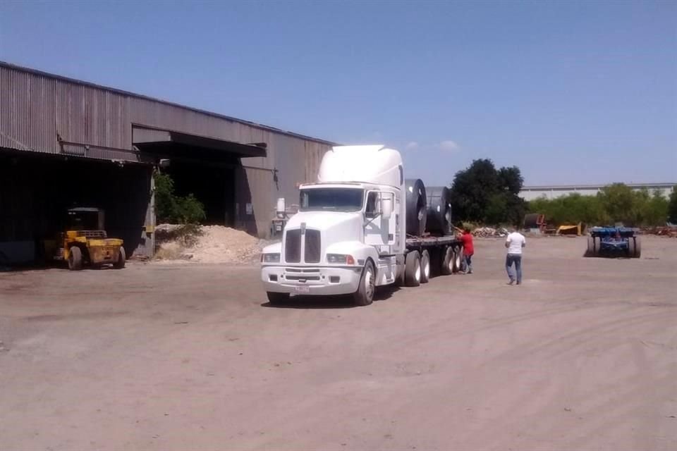 Detectan transportistas que delincuentes en minutos cambian la unidad de la carga al tractocamión blanco, pero al chofer lo secuestran y lo obligan a que les indique la ruta y el destino final del acero, y lo acompañan como pilotos o copilotos para no llamar la atención del equipo de monitoreo.