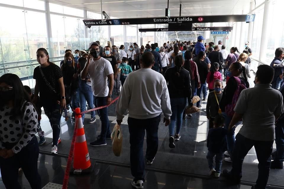 Prueba de ello son los tumultos que se observaron este domingo en algunas estaciones, como en Arco del Triunfo, en Zapopan.