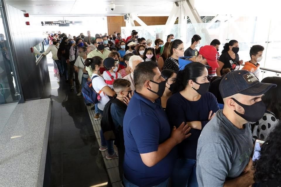 Prueba de ello son los tumultos que se observaron este domingo en algunas estaciones, como en Arco del Triunfo, en Zapopan.