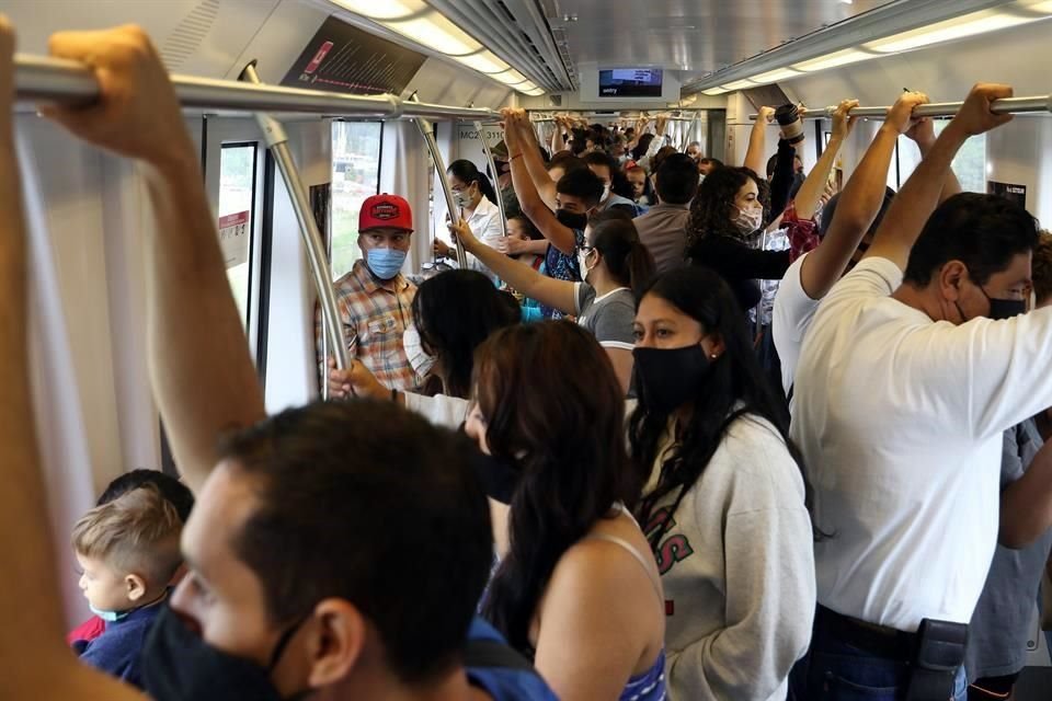 Guardar distancia al interior de las unidades es prácticamente imposible.