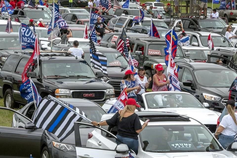 Los simpatizantes corearon consignas como 'cuatro años más' para mostrar su apoyo a Trump de cara a los comicios presidenciales del 3 de noviembre.