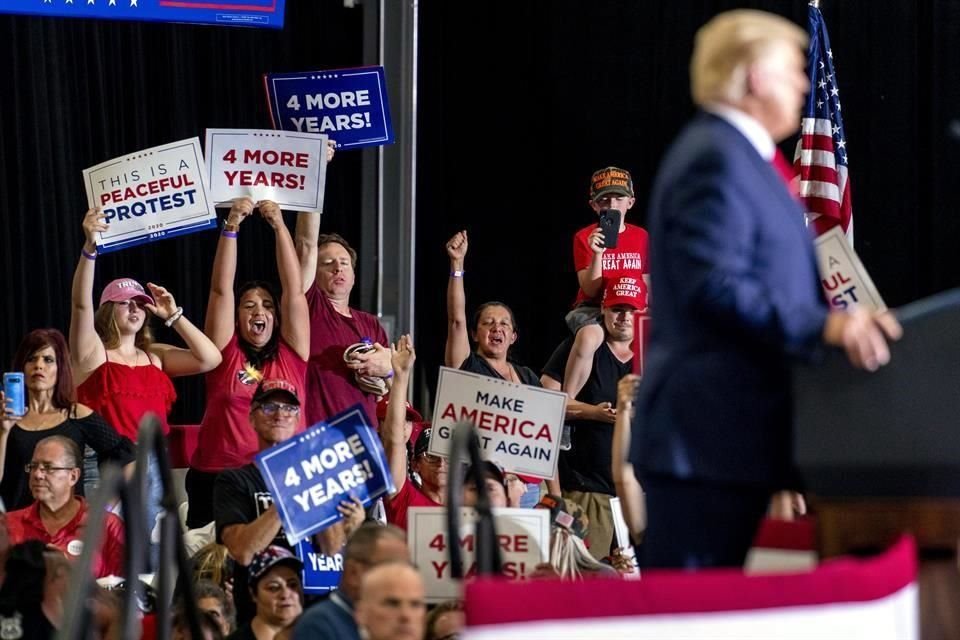 Muchos de los asistentes al mitin de Donald Trump no llevaron mascarillas.