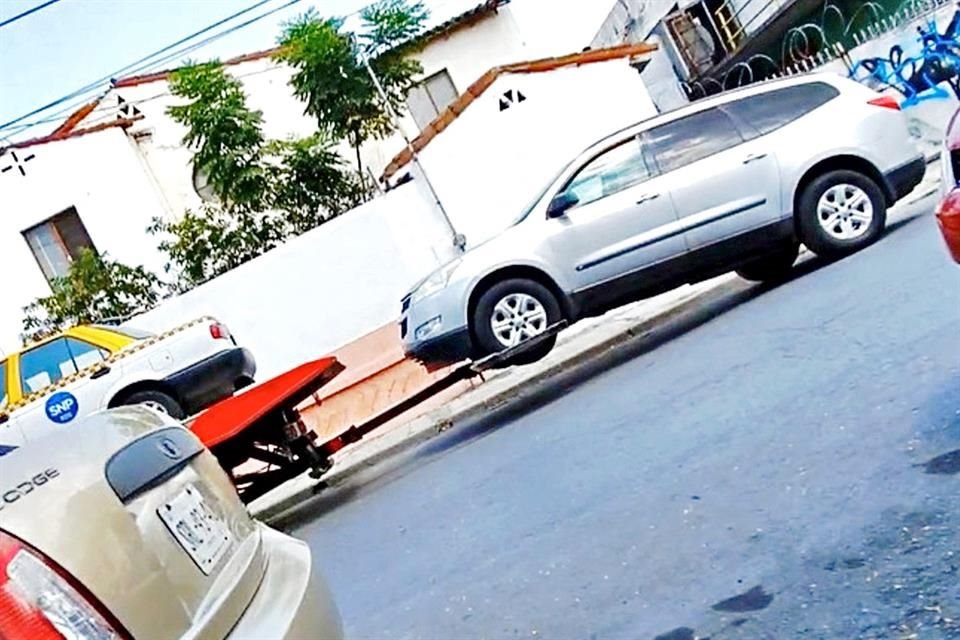 Un agente detectó mal estacionada a esta conductora, llamó al operador de la grúa y de inmediato la camioneta fue ganchada en la unidad de Garage y Talleres.