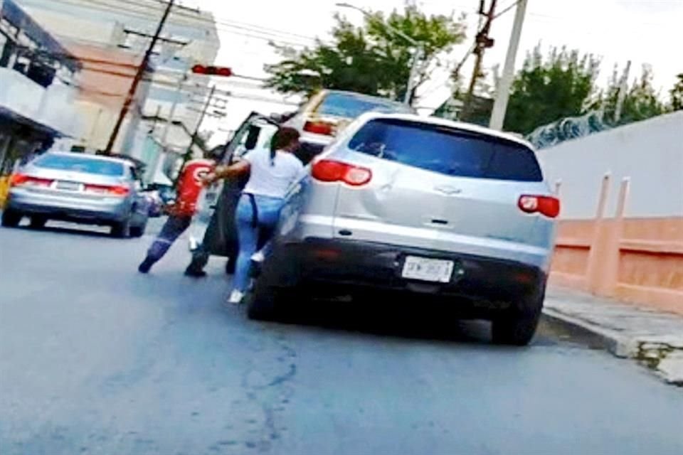 Luego de acordar con el agente de Monterrey que no se llevaran su unidad al corralón, la mujer habló con el conductor de la grúa y le pagó lo pactado.