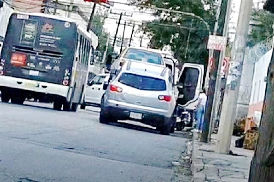 El tránsito y el chofer de la grúa no se llevaron la unidad y esperaron a la conductora con la intención de llegar a un arreglo.
