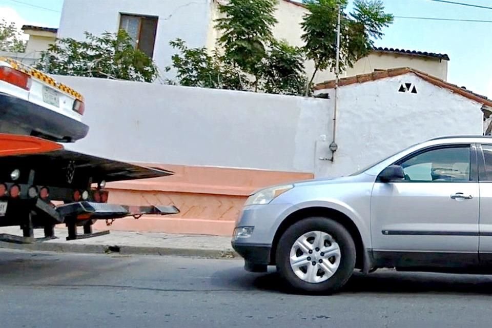 Luego del pago que dijo la mujer entregarle al chofer de la grúa, éste le desganchó su unidad para retirarse del lugar.