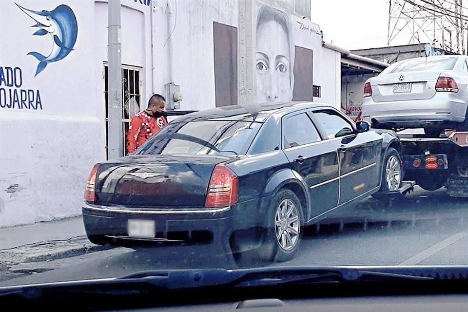 La grúa se lo lleva, pero luego el agente le 'perdona' la multa y le pide 'arreglarse con el de la grúa', que la espera en la calle Jiménez.