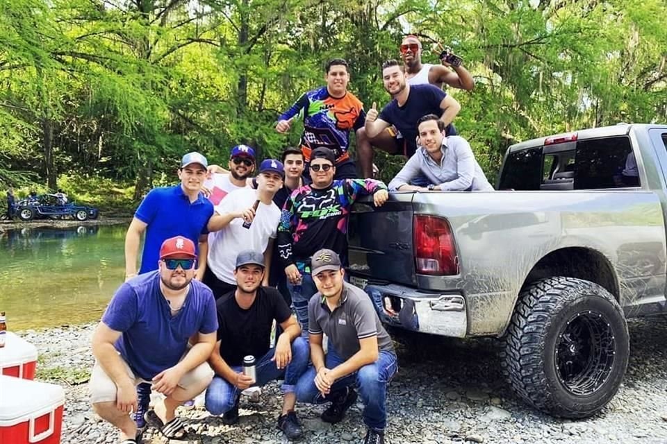 Julián Quiñones (de lentes y camisa blanca) habría convivido con el fallecido (gorra roja) en un quinta, en Santiago.