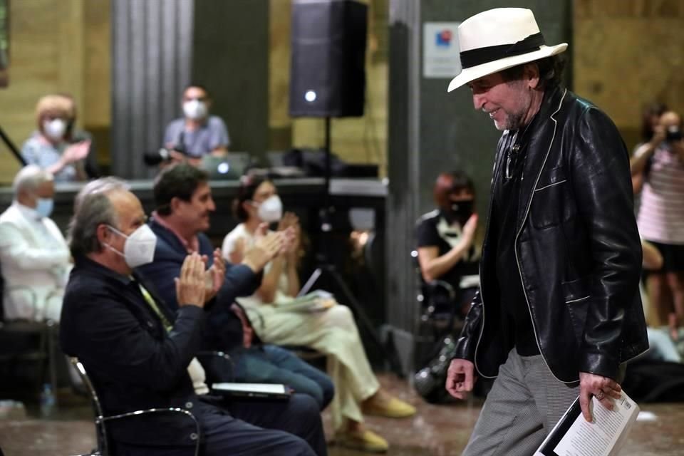 Joaquín Sabina reapareció en público en el tributo a Mario Benedetti, realizado en el Instituto Cervantes de Madrid.