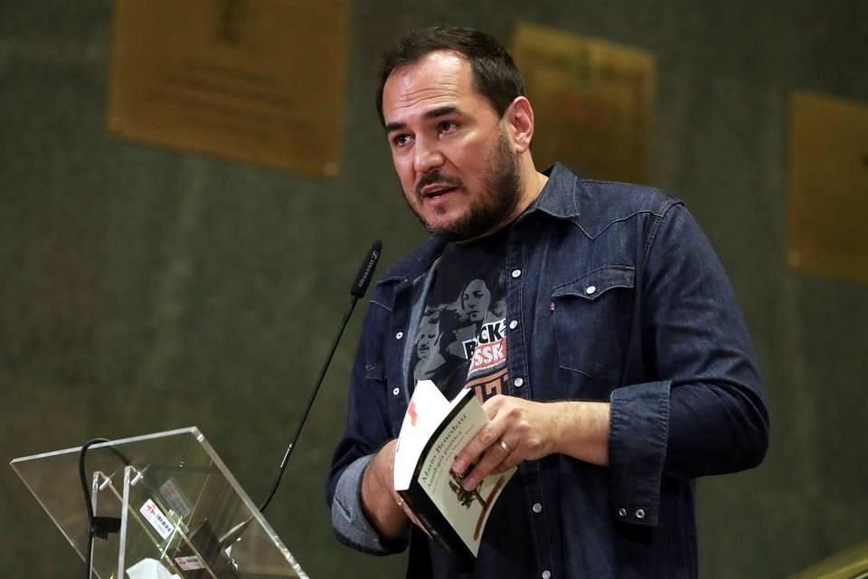 Ismael Serrano fue otro de los cantantes que subió al estrado a recitar poemas de Mario Benedetti.