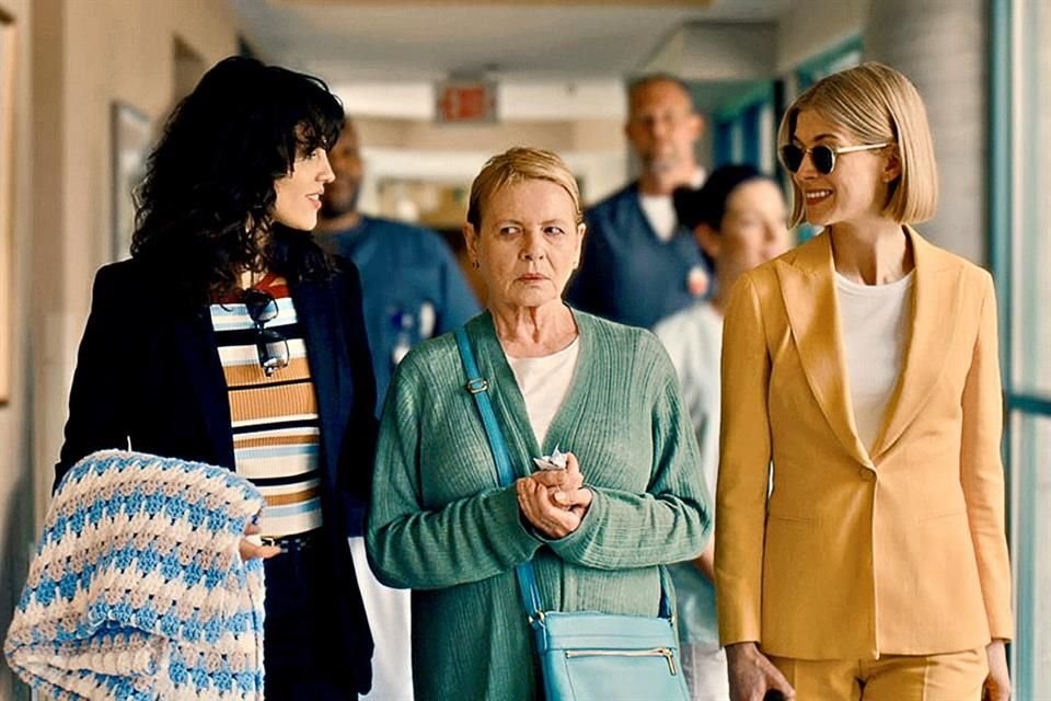 La mexicana (izq.) actúa al lado de Dianne Wiest (centro) y Rosamund Pike (der.) en el filme 'I Care A Lot'.