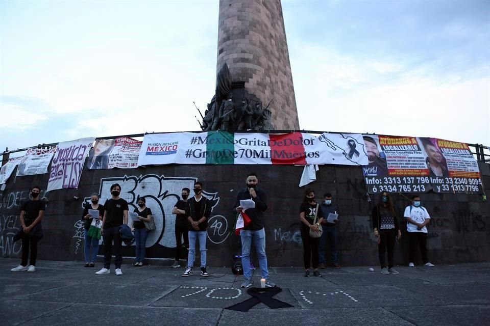 Los asistentes acudieron con banderas de México y vestidos de negro.