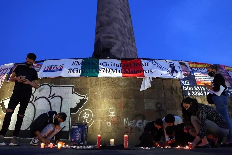 También encendieron veladoras por las víctimas de la pandemia.