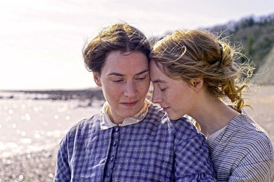 La actriz ganadora del Óscar, Kate Winslet, se siente orgullosa de participar en películas fuertes e intensas como 'Ammonite'.