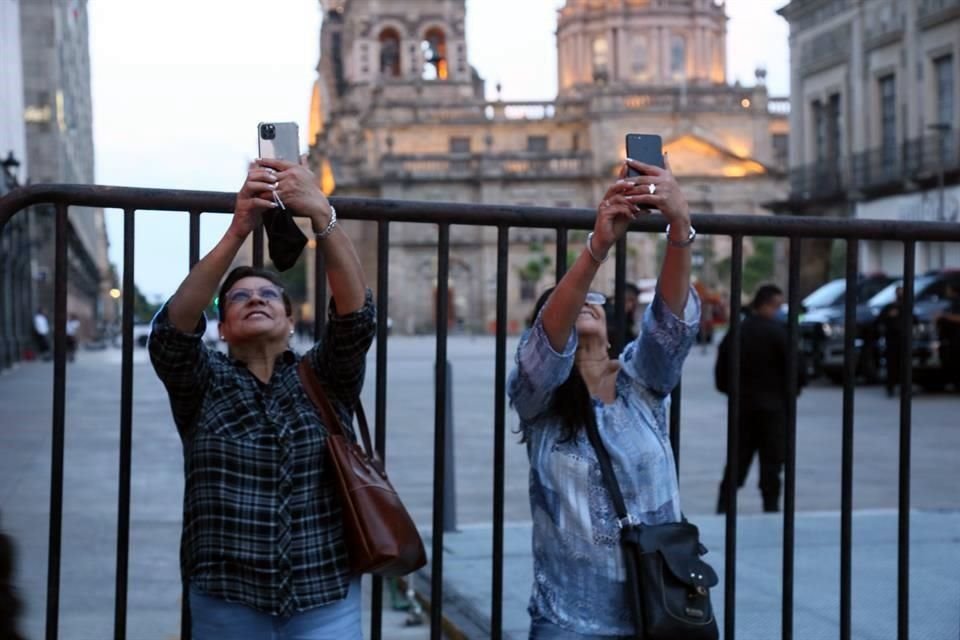 Ni multitudes, ni ventas, ni gritos. Apenas la foto del recuerdo pudieron llevarse este 15 de septiembre quienes merodeaban por el Centro de Guadalajara.