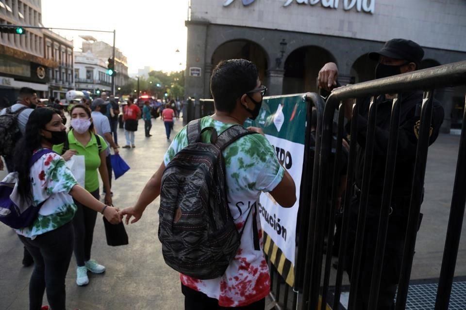 Algunos transeúntes pidieron ingresar para abordar la Línea 3, pero no se les permitió.