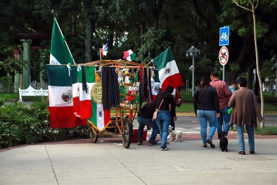 Sólo un vendedor de banderas dio el toque patrio al lugar.