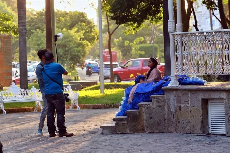 Incluso una quinceañera aprovechó la poca afluencia para realizar su sesión de fotos.