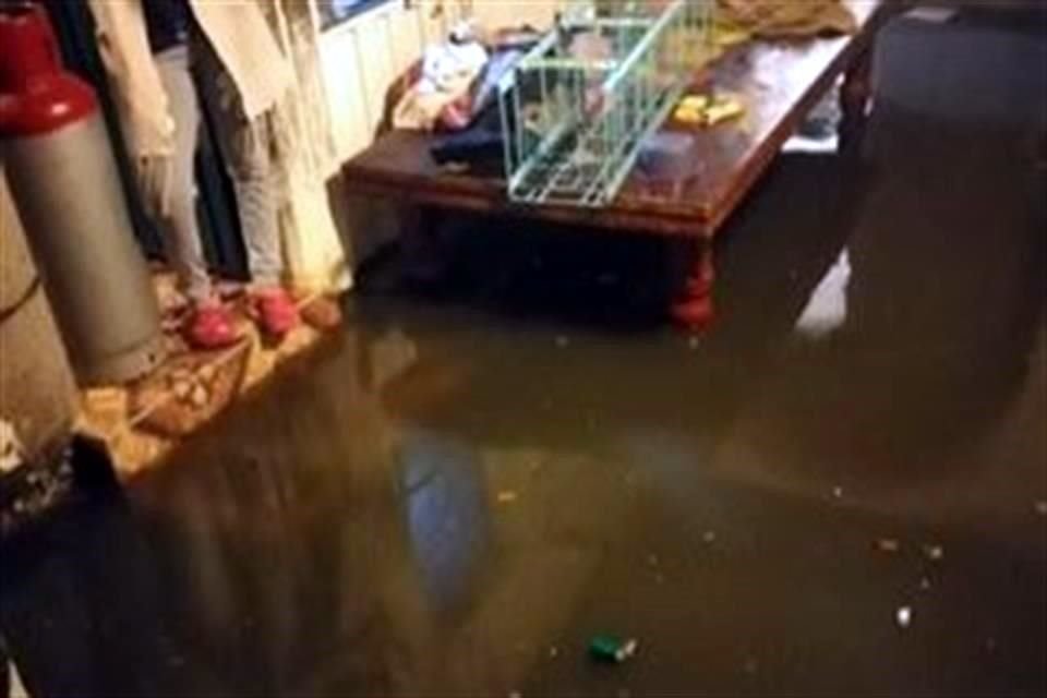 Vecinos de La Estación en Tláhuac pidieron a las autoridades apoyo para drenar el agua en sus hogares.