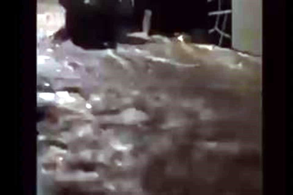 Vecinos de San Bernabé en Magdalena Contreras reportaton una fuerte corriente de agua en una de las calles.