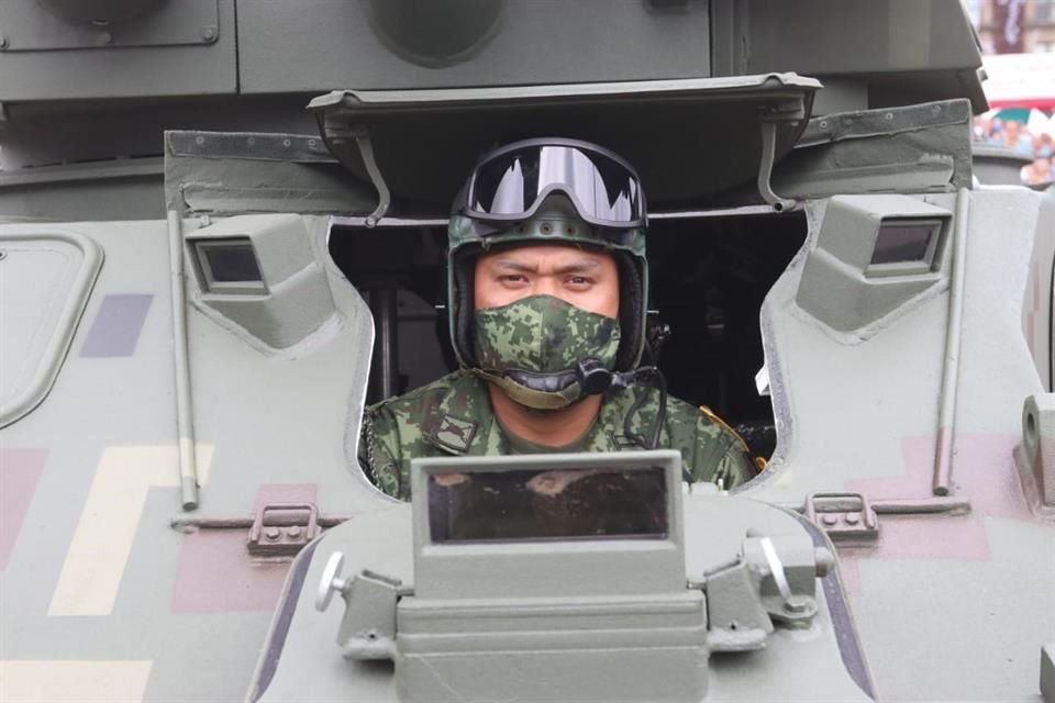 Un soldado del Ejército, con cubrebocas, se mantiene atento al arranque del desfile militar.