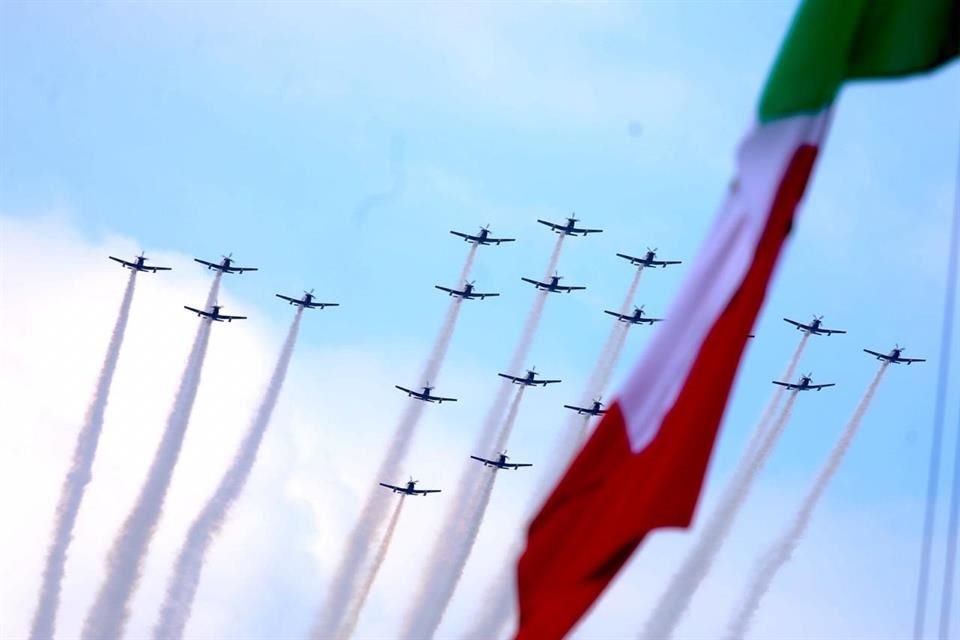 Una formación de 20 aviones matizaron de color blanco el cielo haciendo un reconocimiento al esfuerzo realizado por el Gobierno federal y la ciudadanía para contener los efectos de la pandemia.