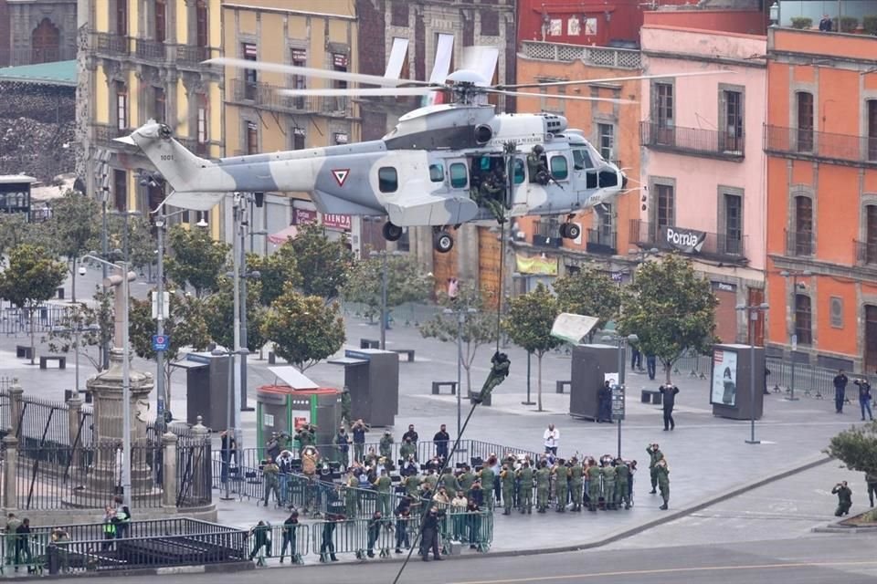 Demostración de infiltración por soga rápida por parte de las fuerzas especiales.