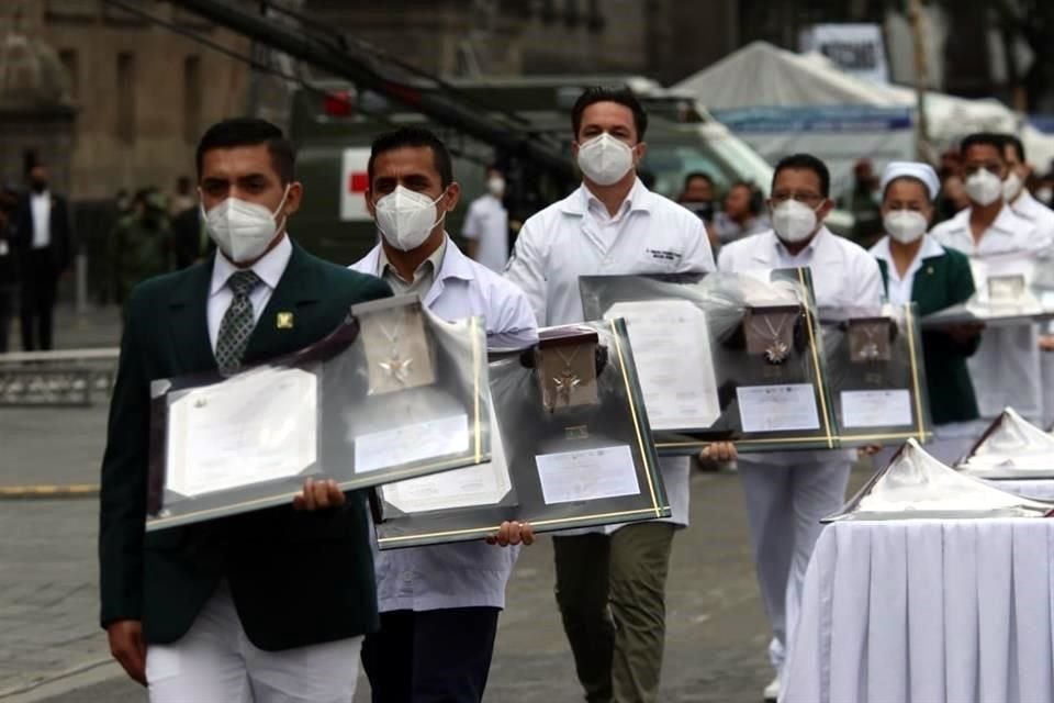 Siete integrantes del sector Salud recogen sus condecoraciones en honor a su trabajo en la lucha contra el Covid-19.