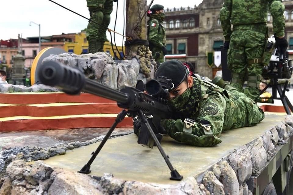 Una integrante de las Fuerzas Especiales posa con su francotirador antes de desfilar.