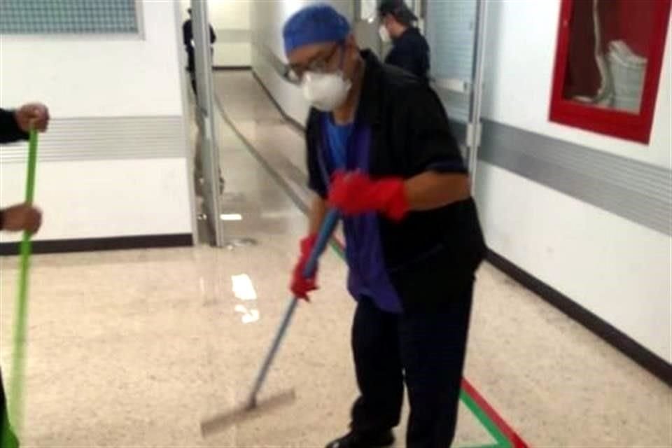 Personal del Hospital Xoco ayudó a sacar el agua de los pasillos.