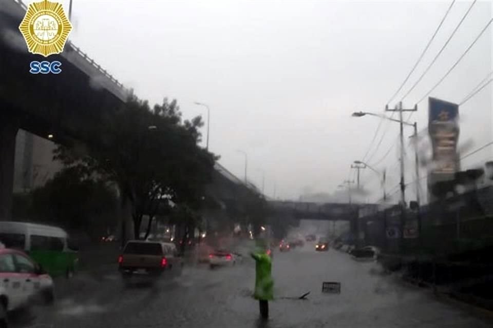 Elementos de la SSC implementaron el Operativo Tormenta en diversas vialidades de la CDMX.