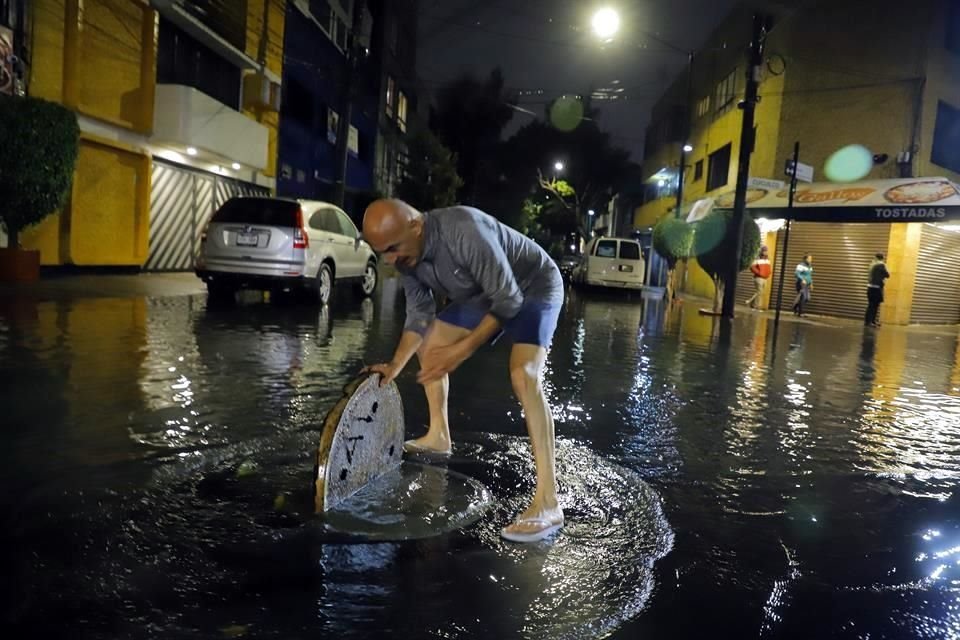 En la Colonia Letrán Valle, vecinos reportaron inundaciones.