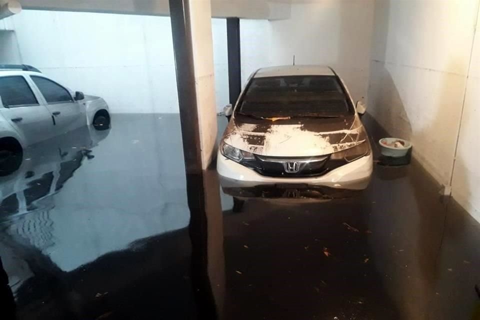 Más de 50 predios, de las colonias Portales Sur y Portales Norte, presentaron inundaciones en sus estacionamientos afectando más de 20 vehículos.