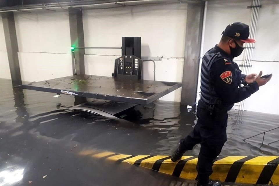 En la Capital, el agua de lluvia acumulada en el año es de 800 milímetros, y la lluvias de estos dos días equivalen a la octava parte de todo el año, informó el coordinador del SMN, Jorge Zavala.