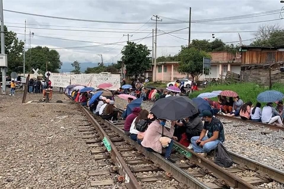 En una conferencia de prensa matutina informaron que cerca de 2 mil 200 egresados no cuentan con estabilidad laboral, y es la principal exigencia.