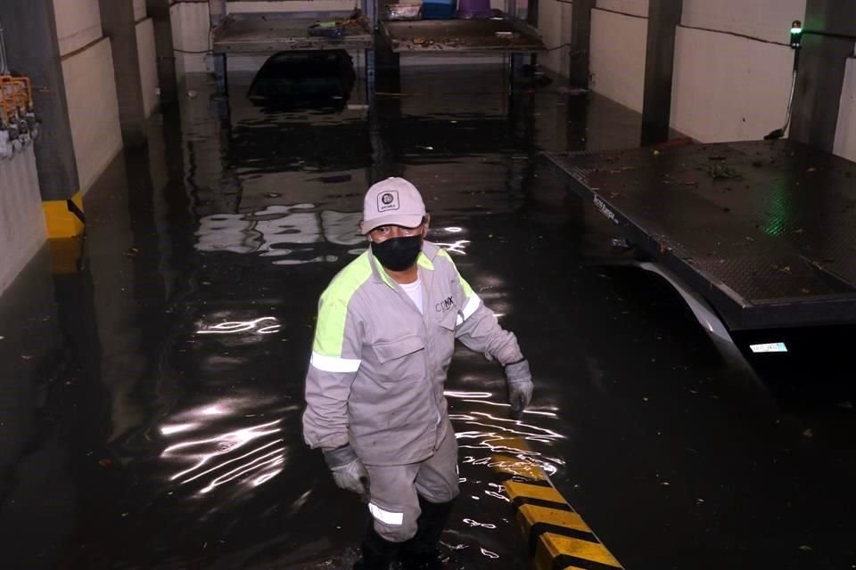Ahí, el agua alcanzó 4 metros de altura y desde las 02:00 horas, personal de la Alcaldía laboró con bombas hidroneumáticas para bajar el nivel.