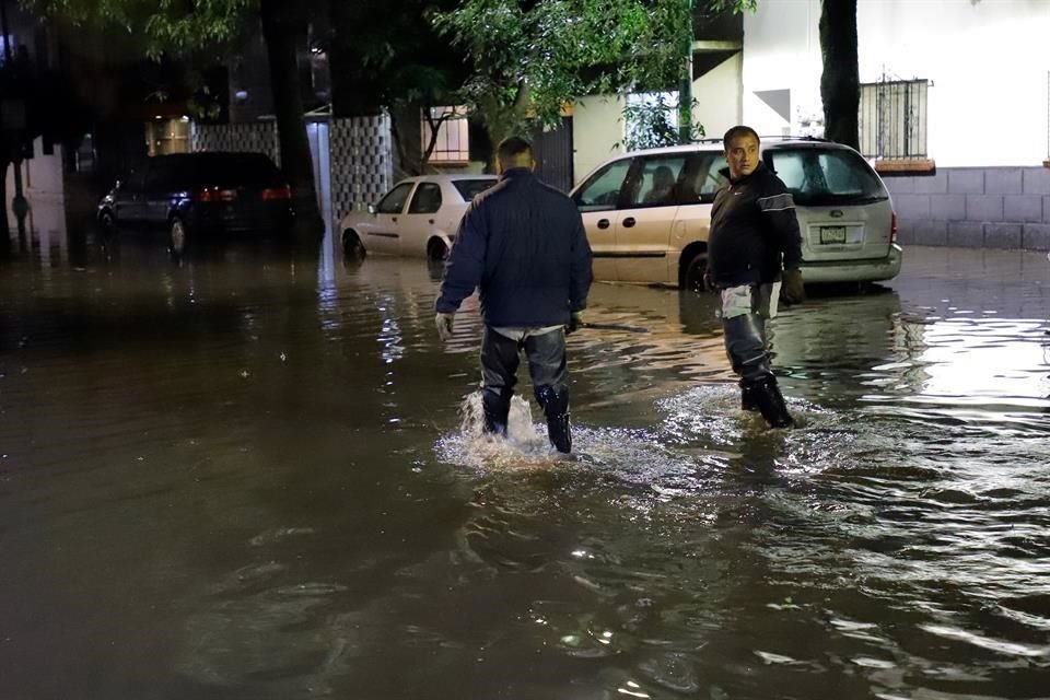 En la Colonia Del Carmen, el agua alcanzaba a cubrir los pies de los peatones.
