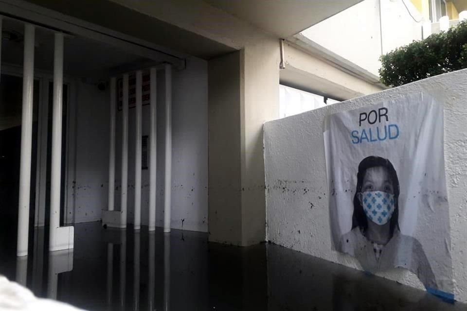 La casa en el número 718 de la calle Tokio, en la Colonia Portales Sur, se inundó.