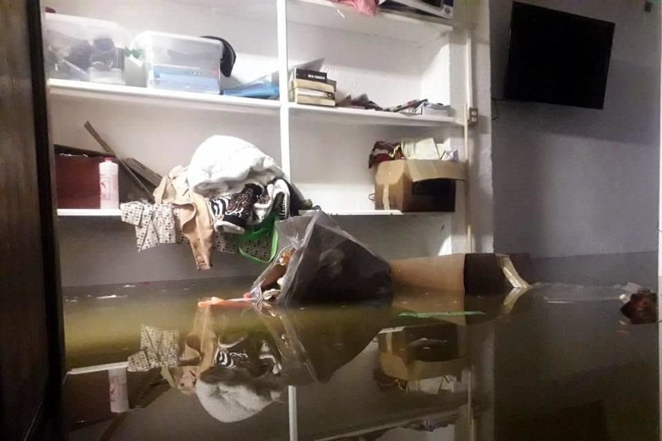 Las pertenencias de los habitantes de esta casa quedaron arruinadas por el agua.