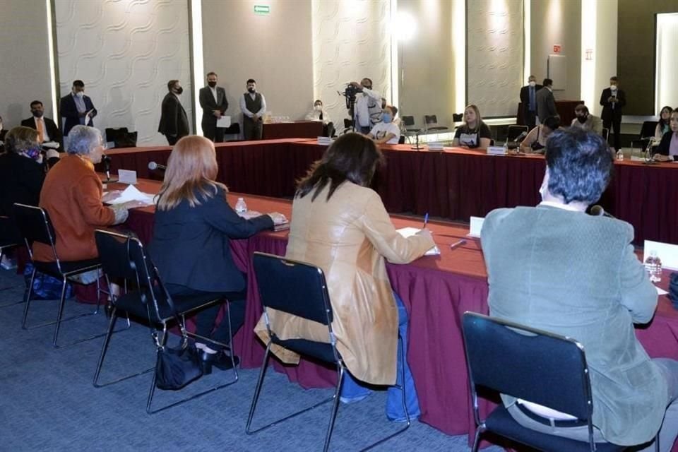 Las mujeres que tomaron sede de la CNDH sostuvieron una reunión con autoridades.