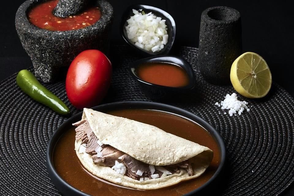 La receta que ha pasado por generaciones que preparan en Birriería El Chololo es una de las historias destacadas de la serie de Netflix.