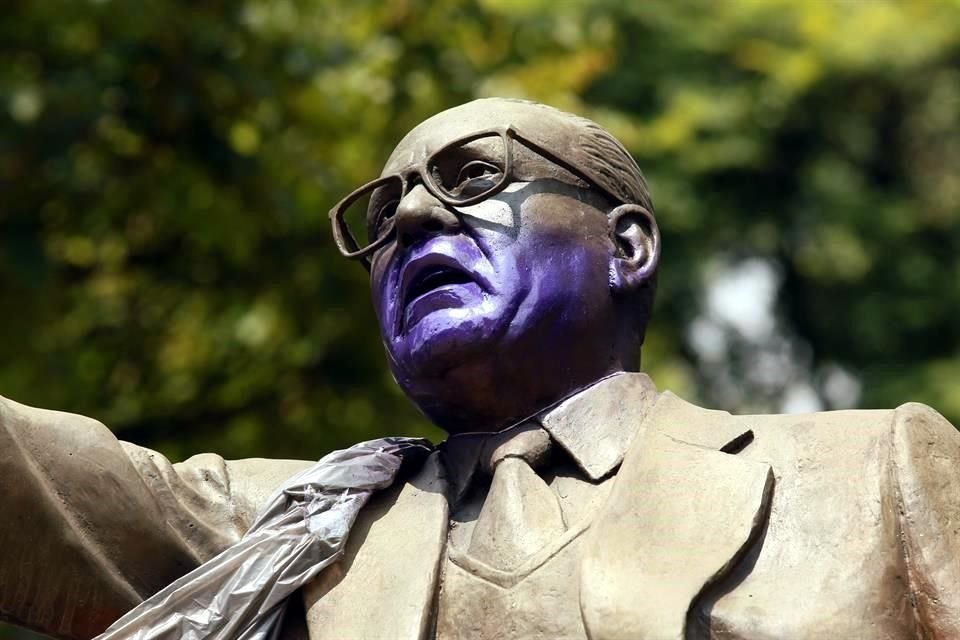 El rostro de algunas esculturas fue pintado con aerosol.