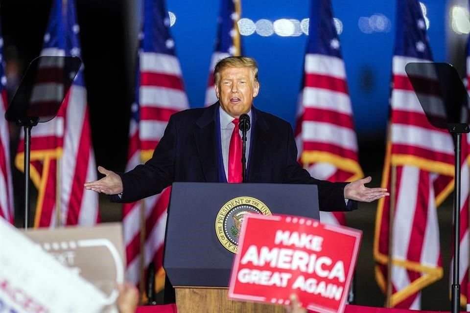 El Presidente realizó un mitin al aire libre en un hangar en Wisconsin.